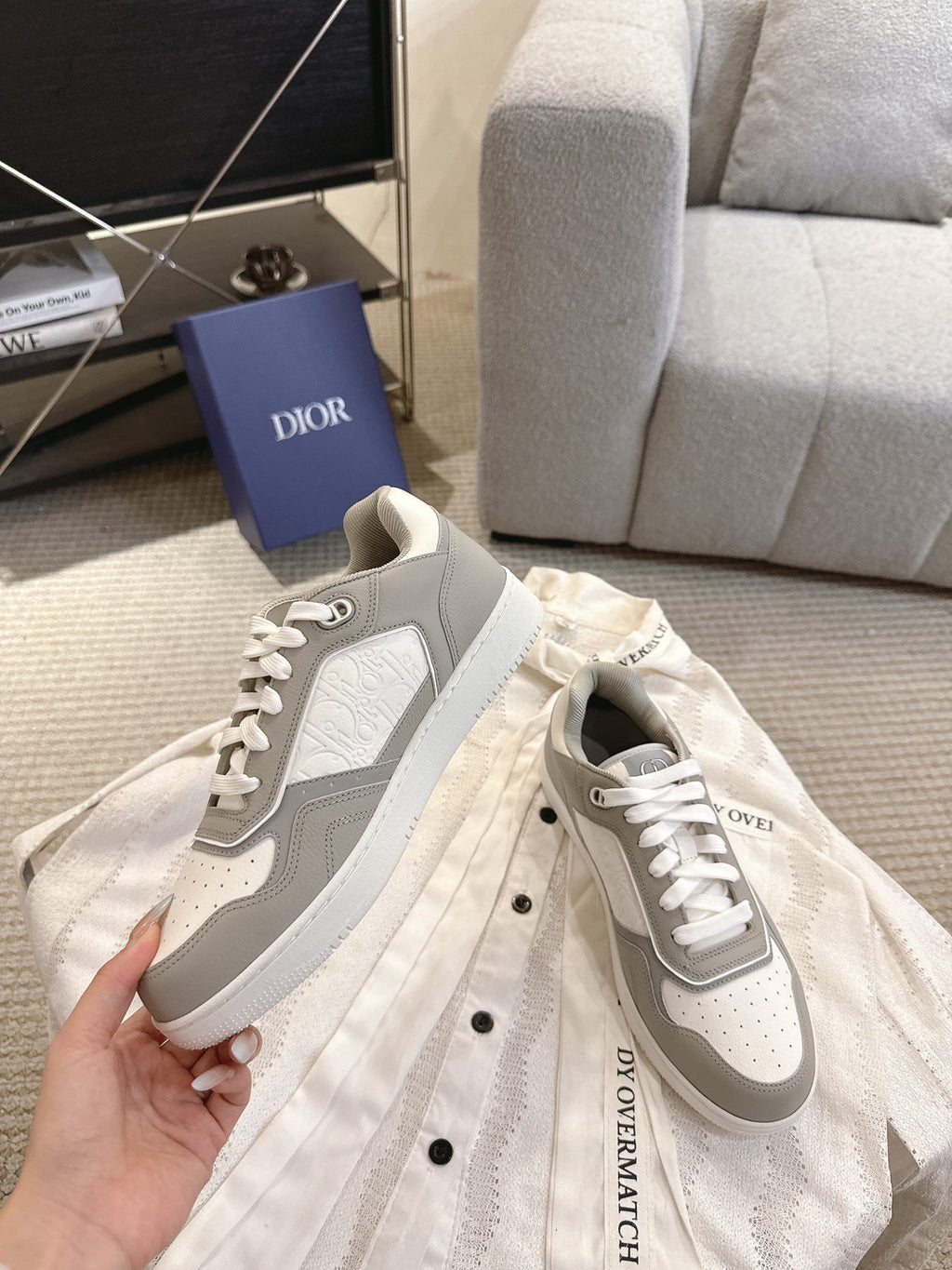 Unisex lace-up sneaker in white and light gray, textured side panel and branding