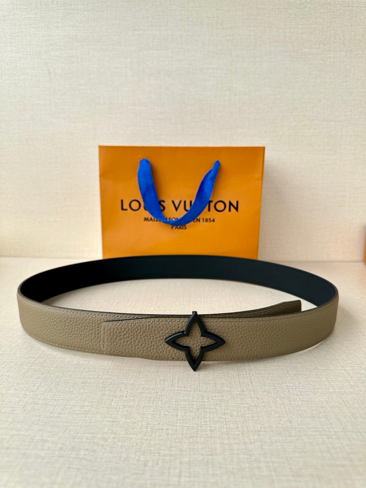 Louis Vuitton belt in light gray textured leather with star-shaped buckle