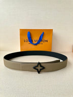 Louis Vuitton belt in light gray textured leather with star-shaped buckle