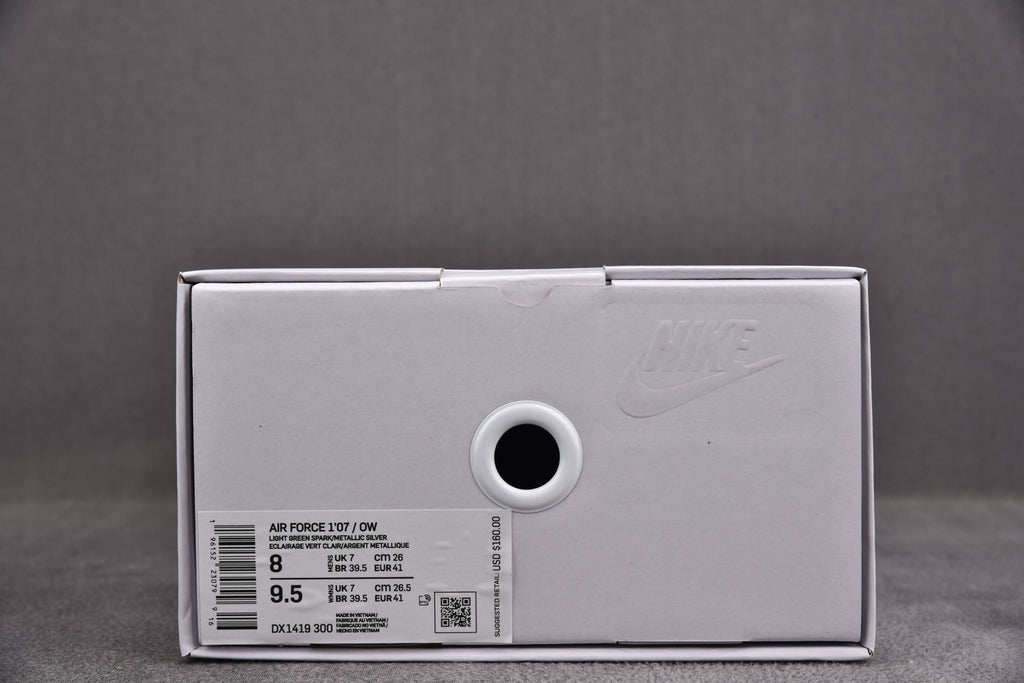 Air Force 1 Low shoebox with size label on light-colored lid