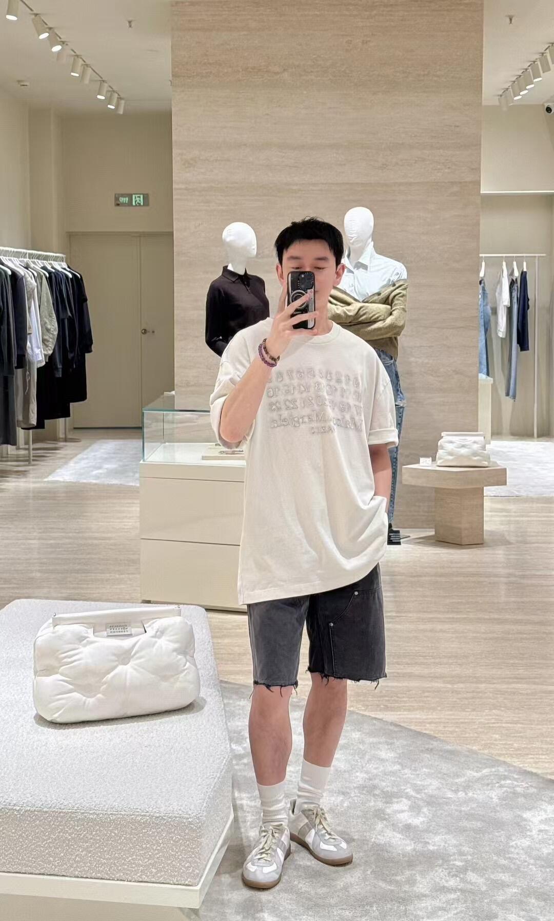 White short-sleeve T-shirt with crew neck and subtle logo print