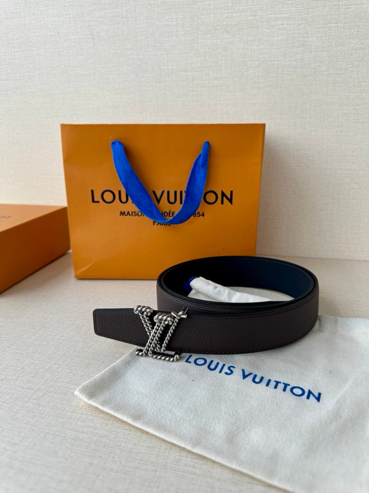 Louis Vuitton belt on cloth: dark leather band with gold-tone interlaced buckle