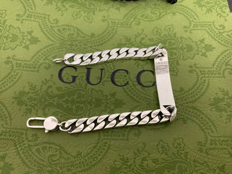 Silver chain bracelet with white leather Gucci logo panel and two lobster clasps
