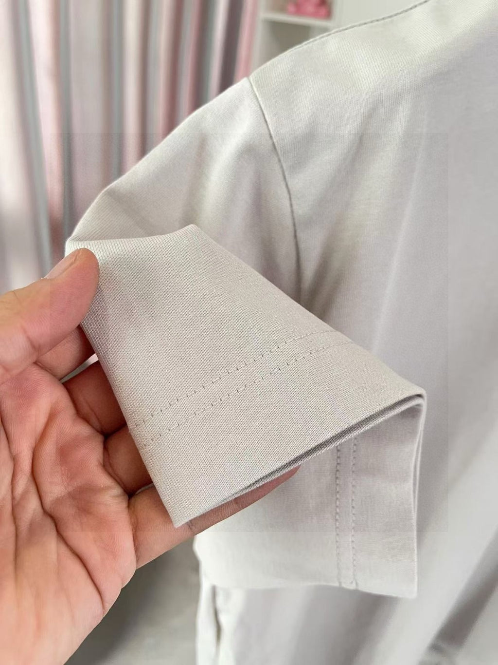Louis Vuitton light gray short-sleeve T-shirt cuff and sleeve seam