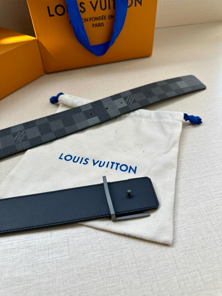 Designer belt with gray Damier pattern and LV buckle, with accessories