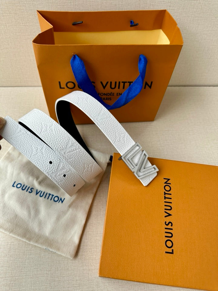 White leather belt with LV logo buckle and stitched pebble-grain finish