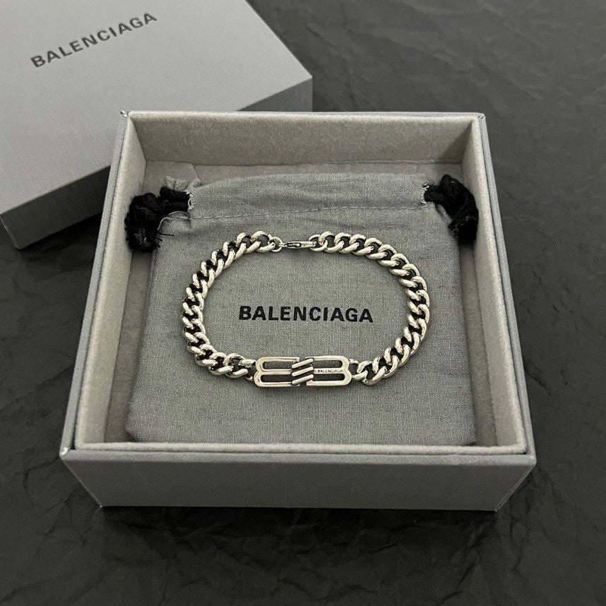 Chain bracelet in box with engraved center links, silver-tone
