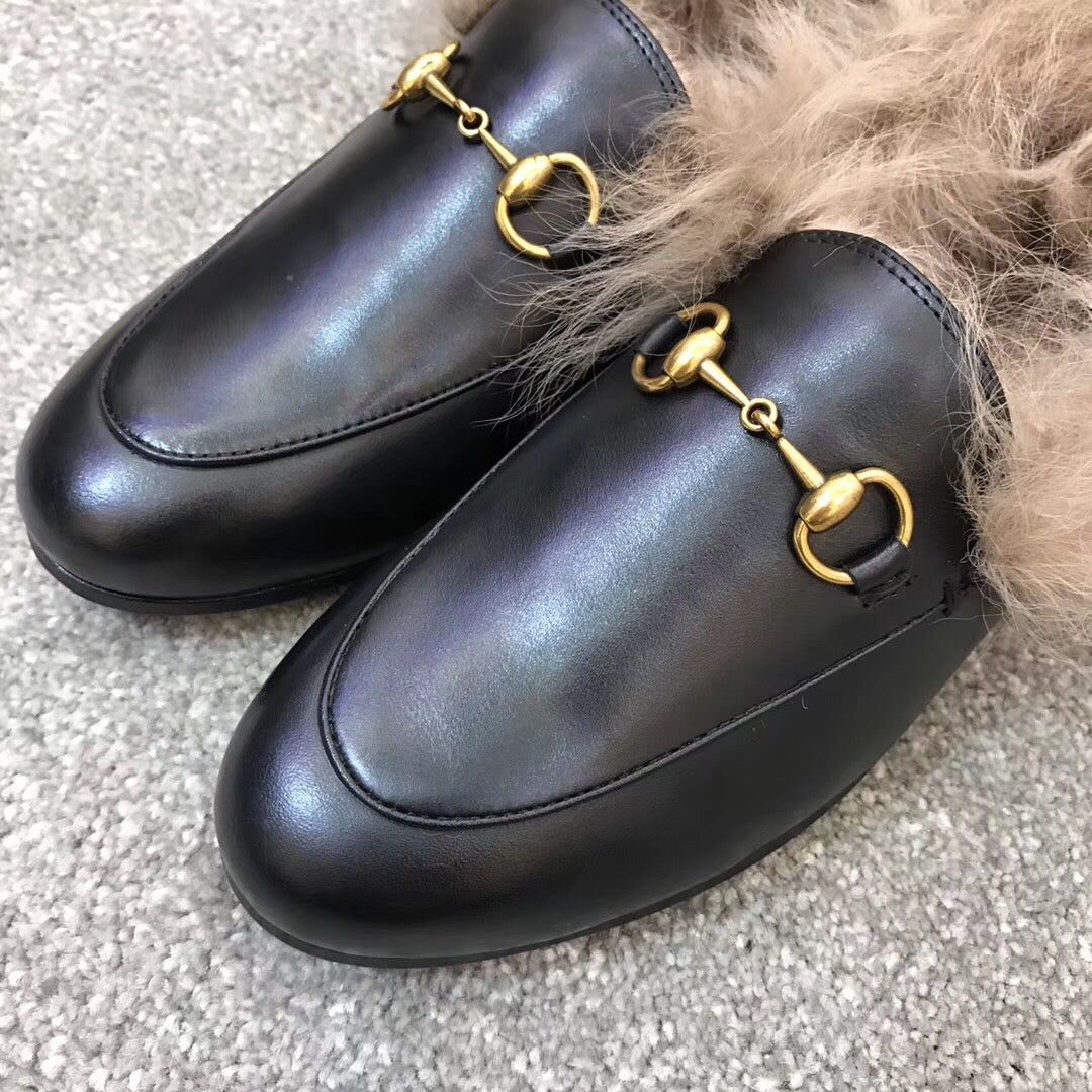 Gucci black leather loafer with gold chain-bit detail and faux fur trim