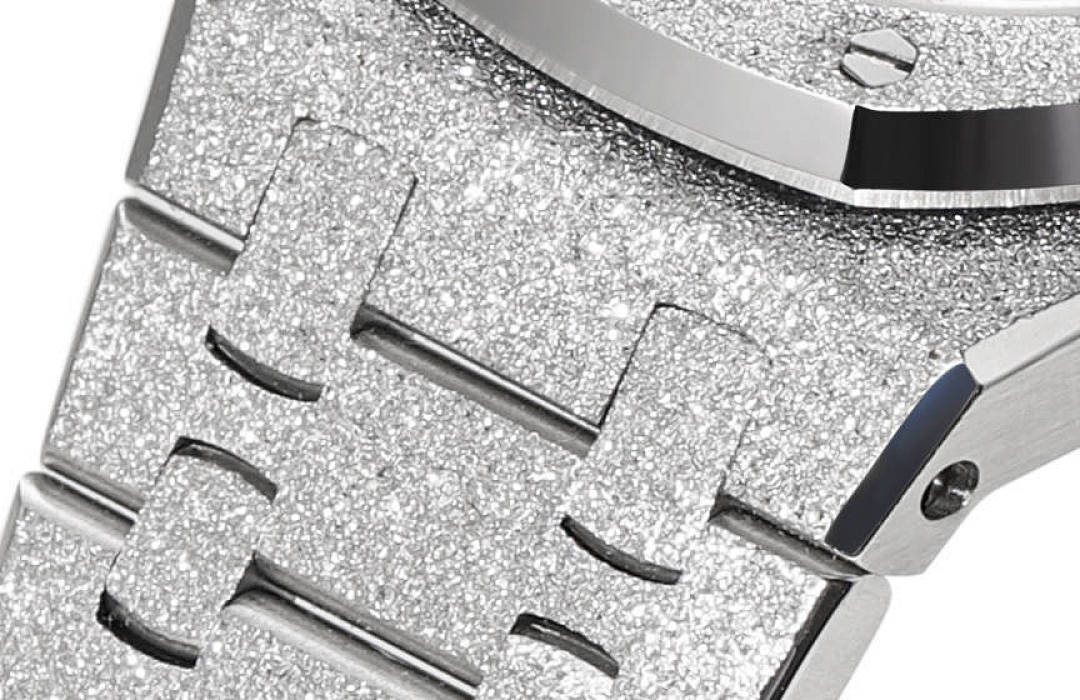Audemars Piguet clasp and link segments with glittery silver texture