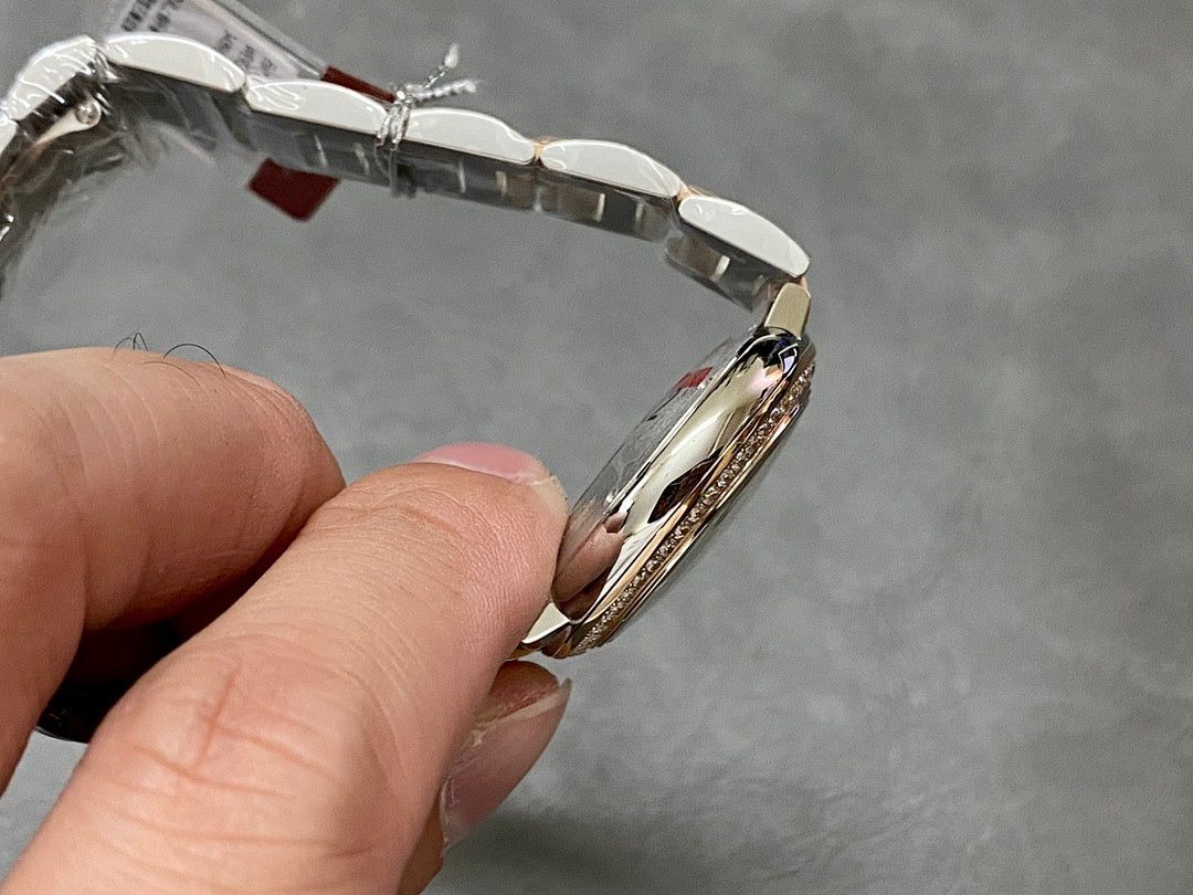 Wristwatch bracelet clasp and side case view