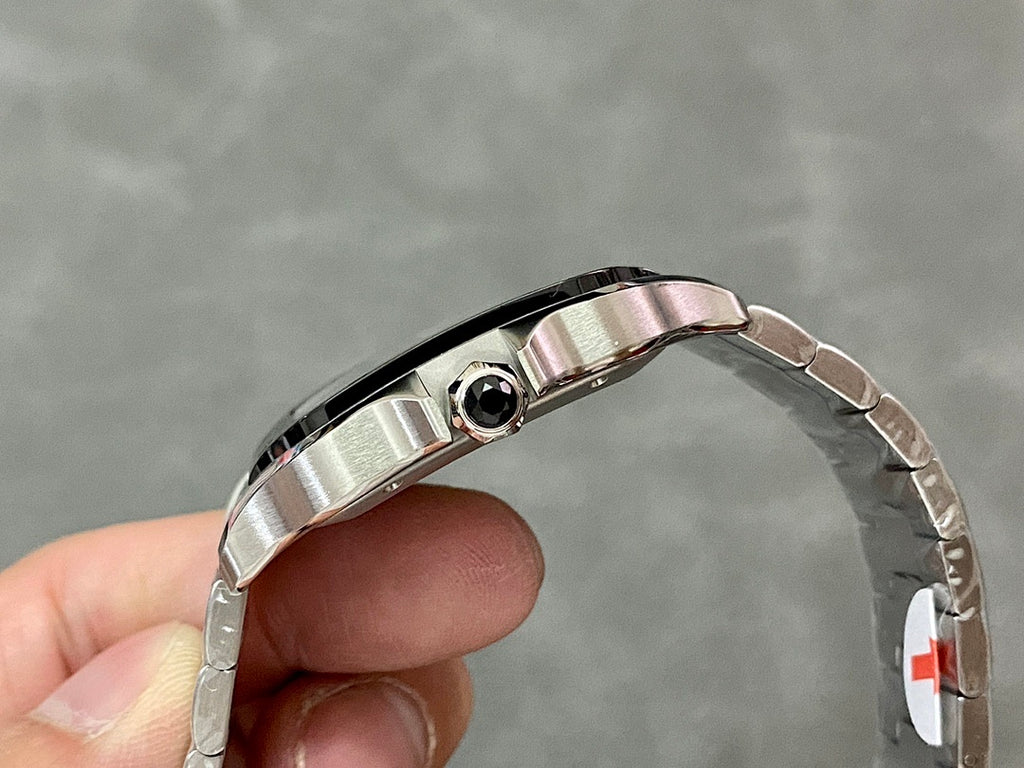 Wristwatch head and steel bracelet edge with round bezel and pin detail