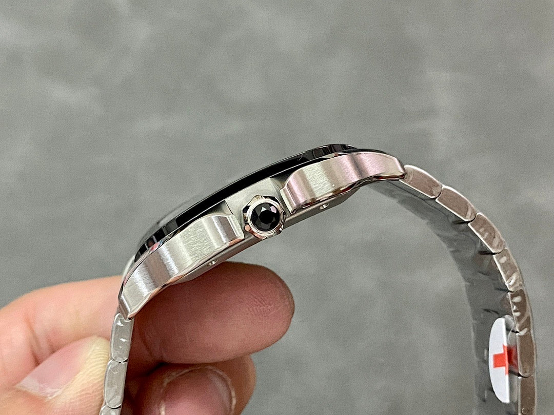 Wristwatch head and steel bracelet edge with round bezel and pin detail