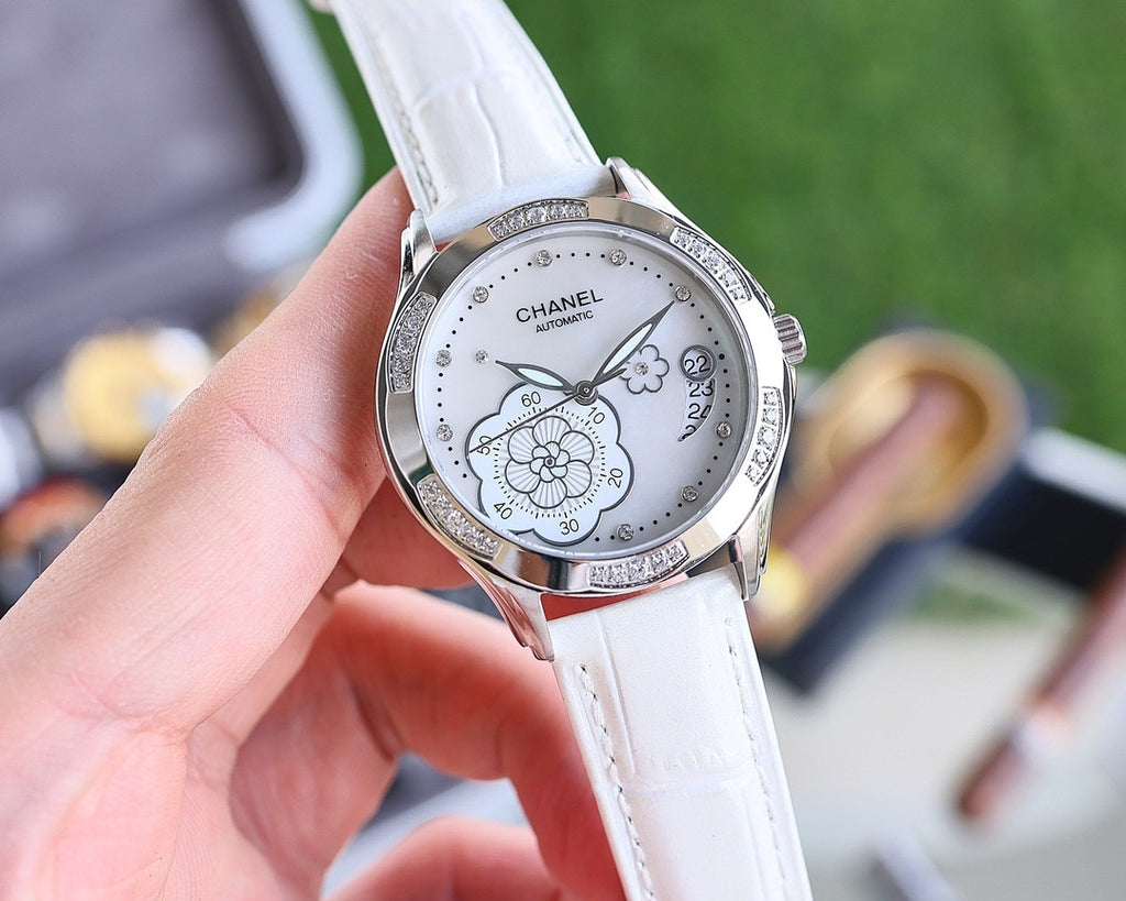 Analog watch with white leather strap, silver case, white dial and flower motif