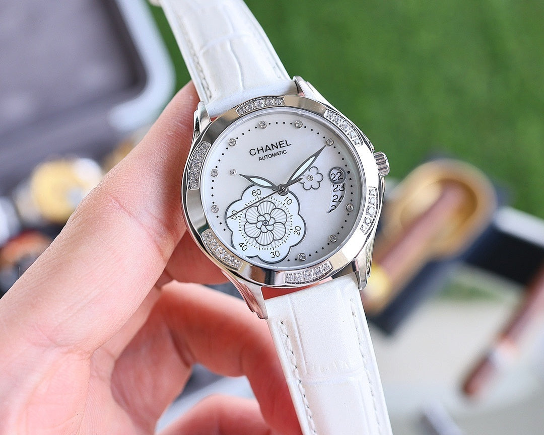Analog watch with white leather strap, silver case, white dial and flower motif