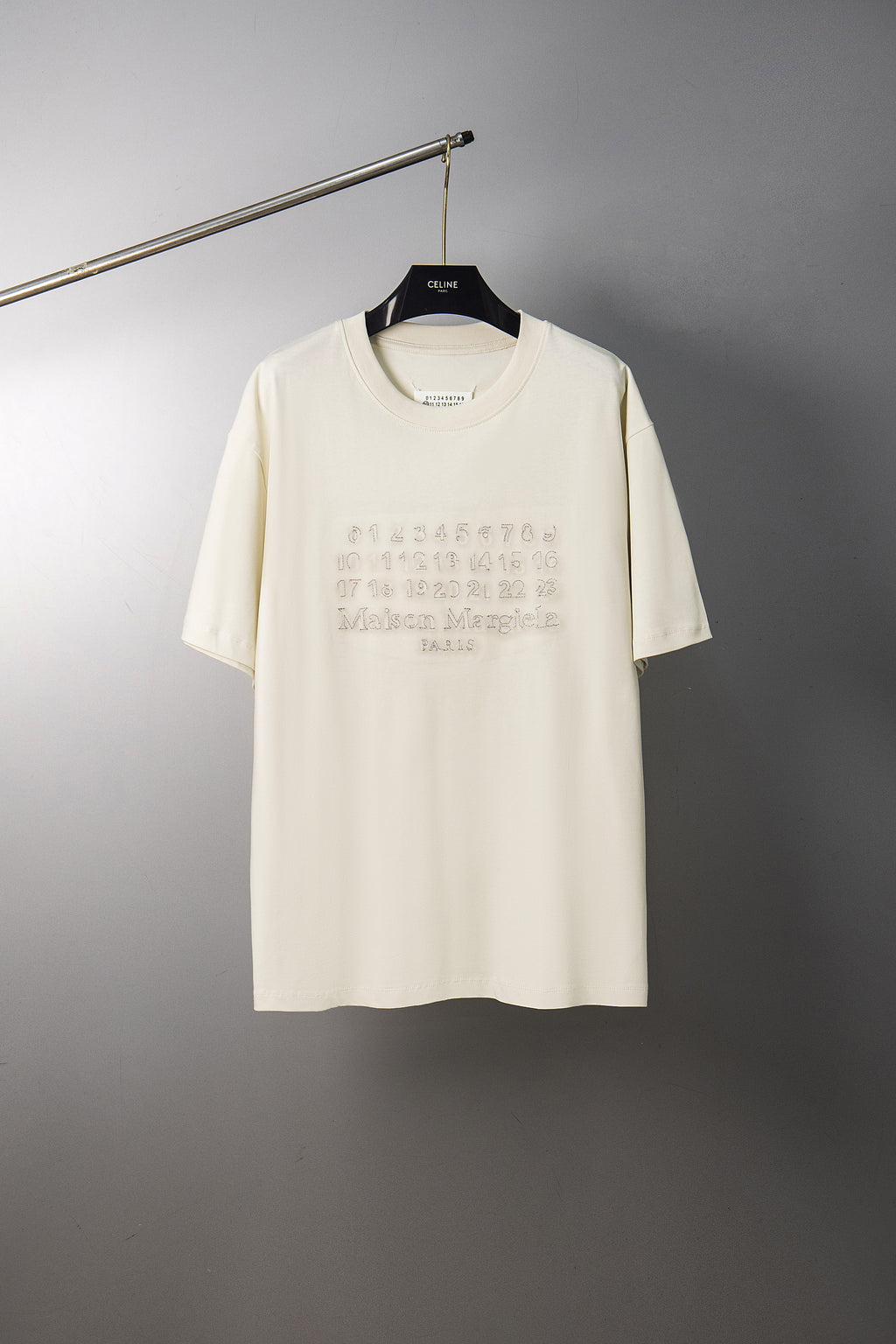 Cream short-sleeve T-shirt with crew neck and subtle logo graphic print