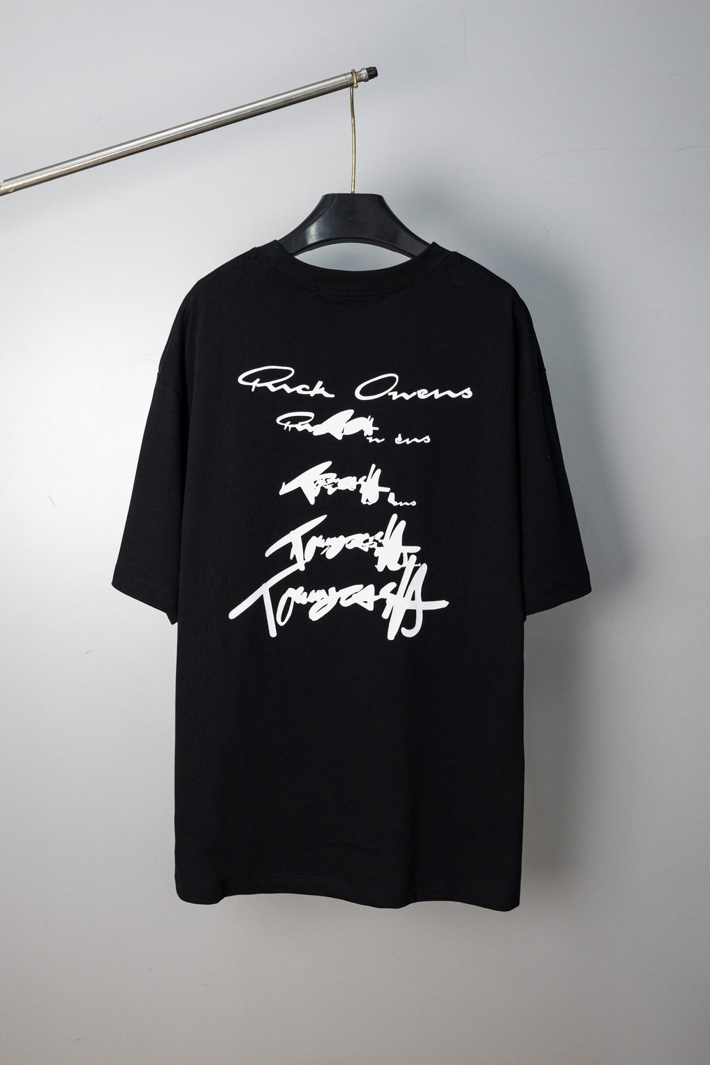 Black crewneck T-shirt with signature-style graphic print at chest