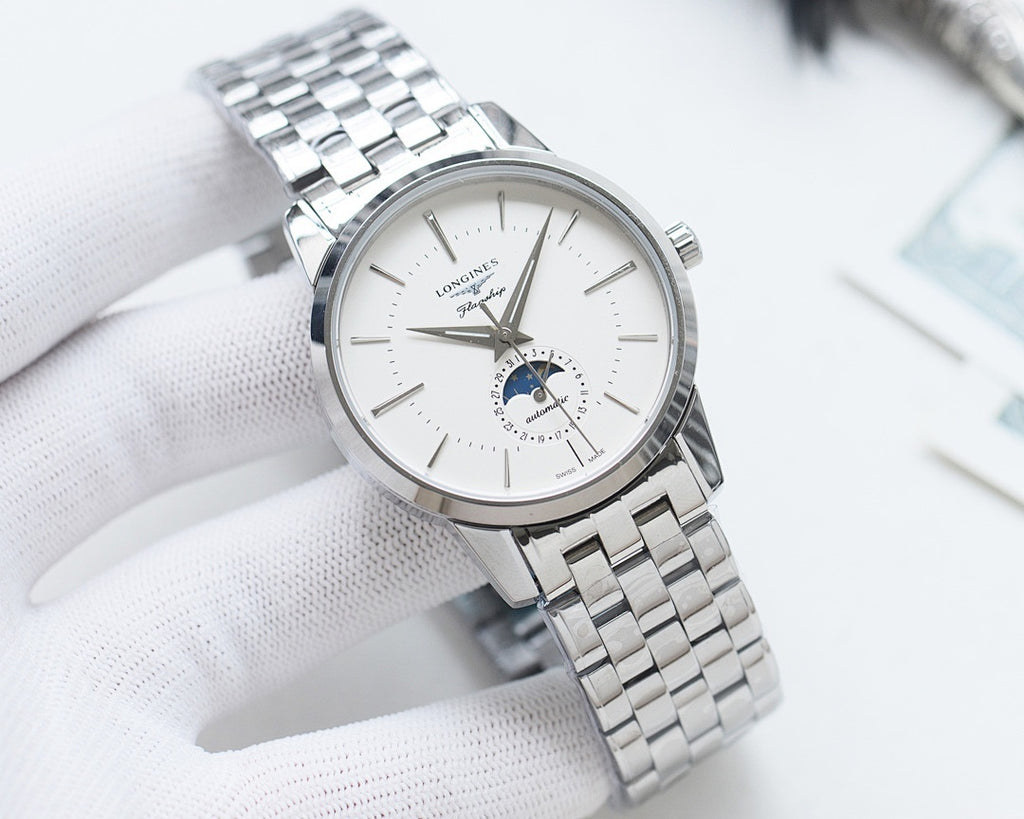 Analog watch with white dial and stainless steel bracelet, round silver case