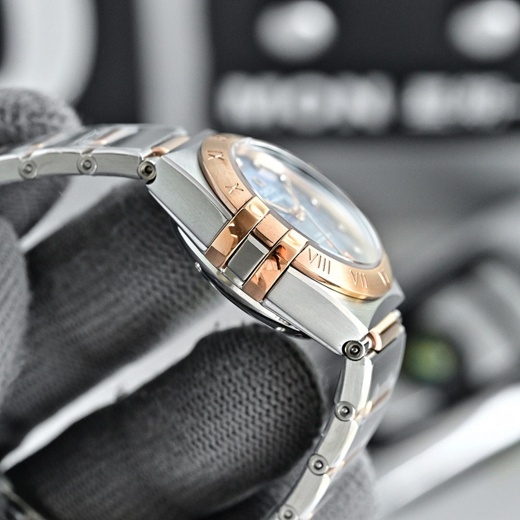 Two-tone wristwatch with light dial and rose-gold bezel, metal bracelet