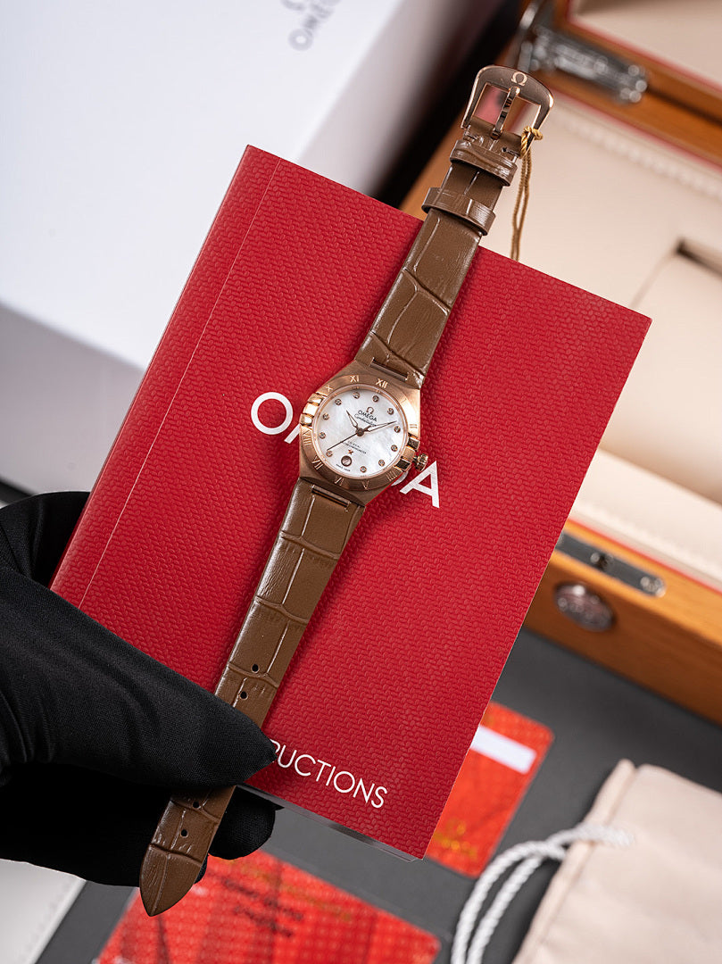 Wristwatch with brown leather strap and round white dial in red gift box