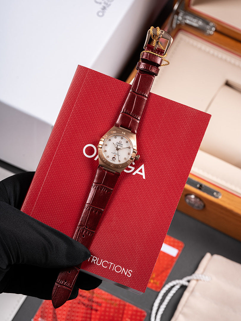 Wristwatch with brown leather strap and round white dial in red gift box