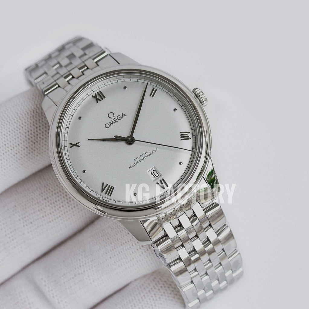Stainless steel wristwatch with light gray dial, Roman numerals, date window