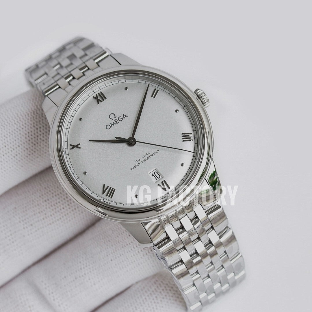 Stainless steel wristwatch with light gray dial, Roman numerals, date window