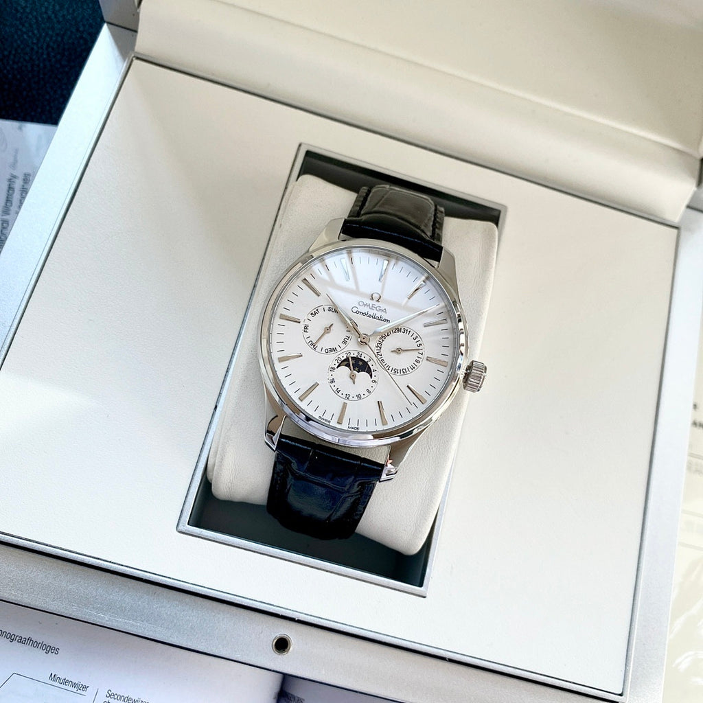 Omega wristwatch in open box, black leather strap and white dial, silver case