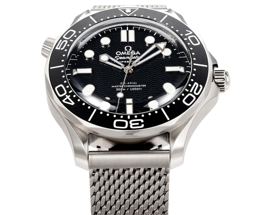 Stainless steel diver wristwatch front view, black dial, rotating dive bezel, mesh band