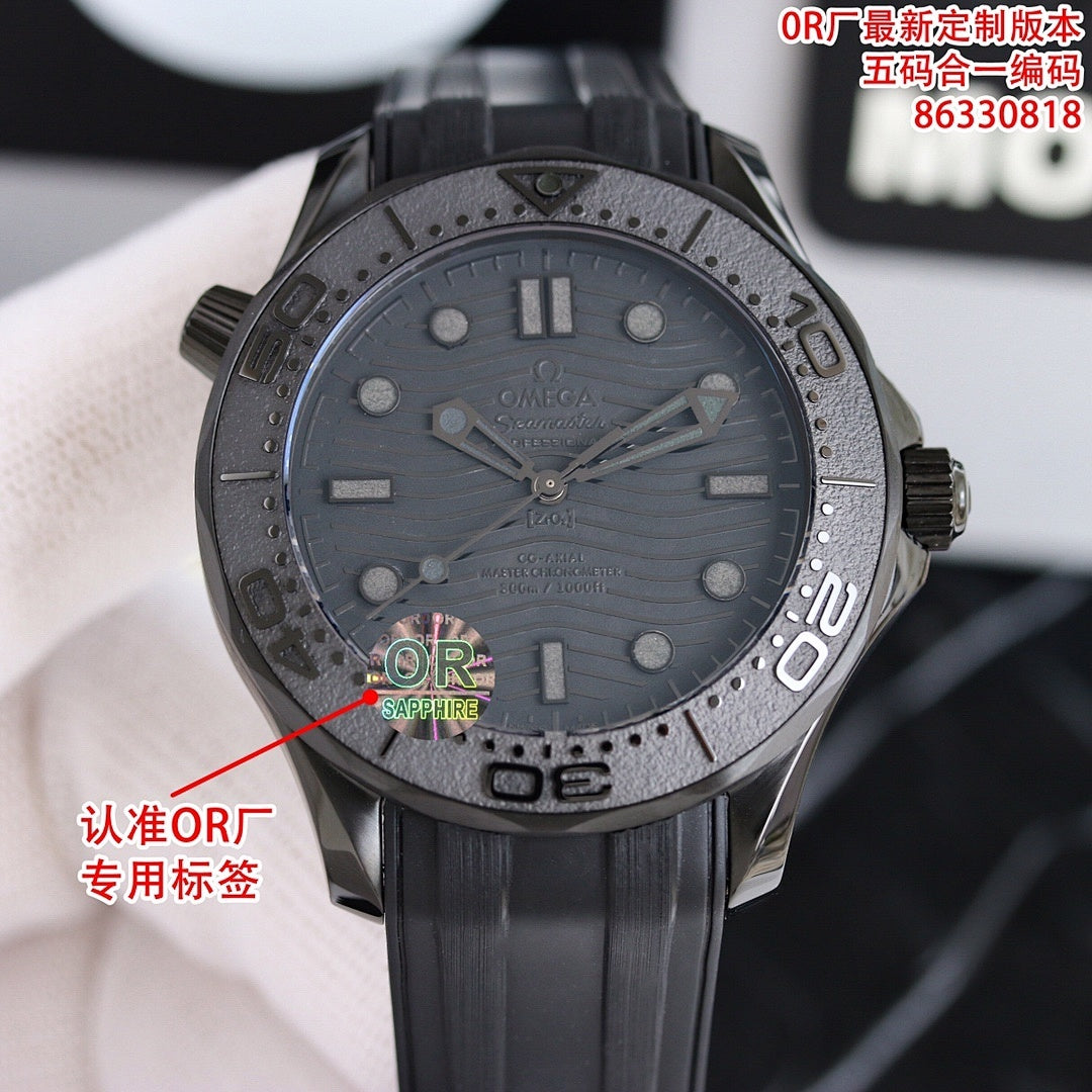 Diver watch with dark dial, black bezel and rubber strap, round hour markers
