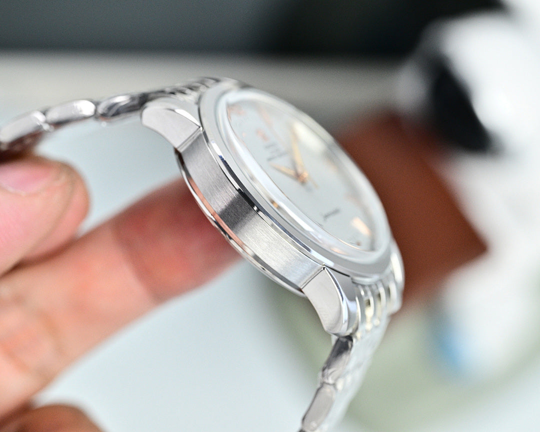 Silver wristwatch side view with smooth case and metal bracelet links