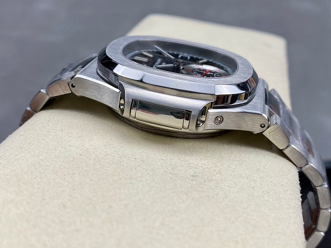 Stainless steel wristwatch with polished caseback and metal bracelet links