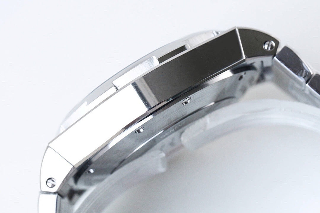 Stainless steel watch case with dark bezel edge and side lugs