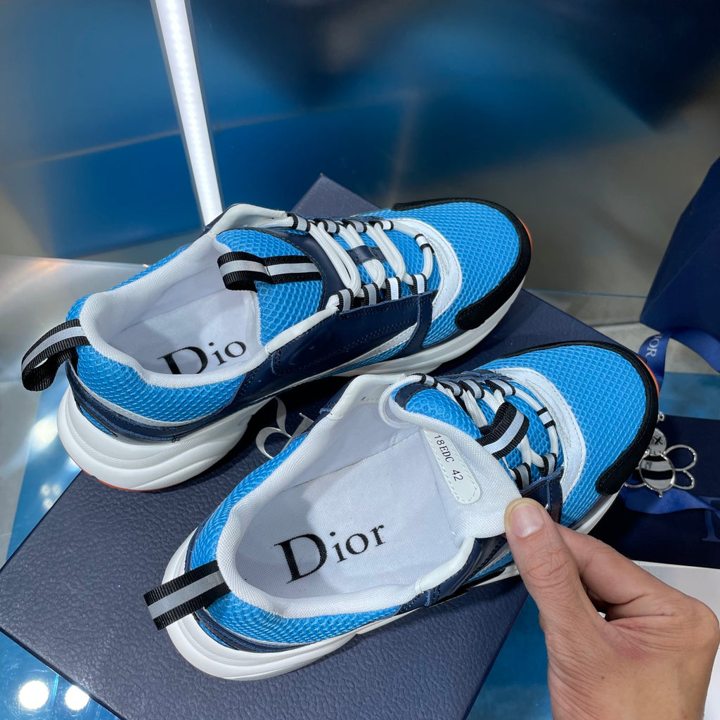 Dior unisex sneakers with Dior logo on tongue, blue and navy on box
