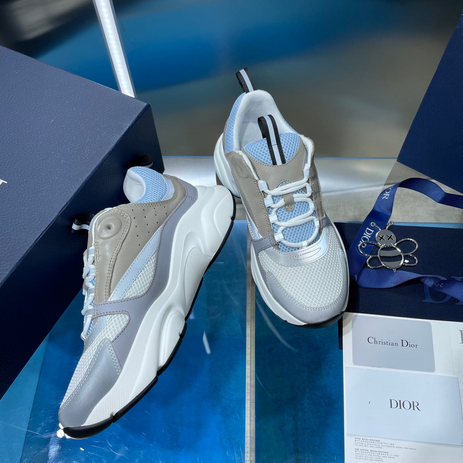 Unisex sneakers in light blue with beige panels and lace-up front
