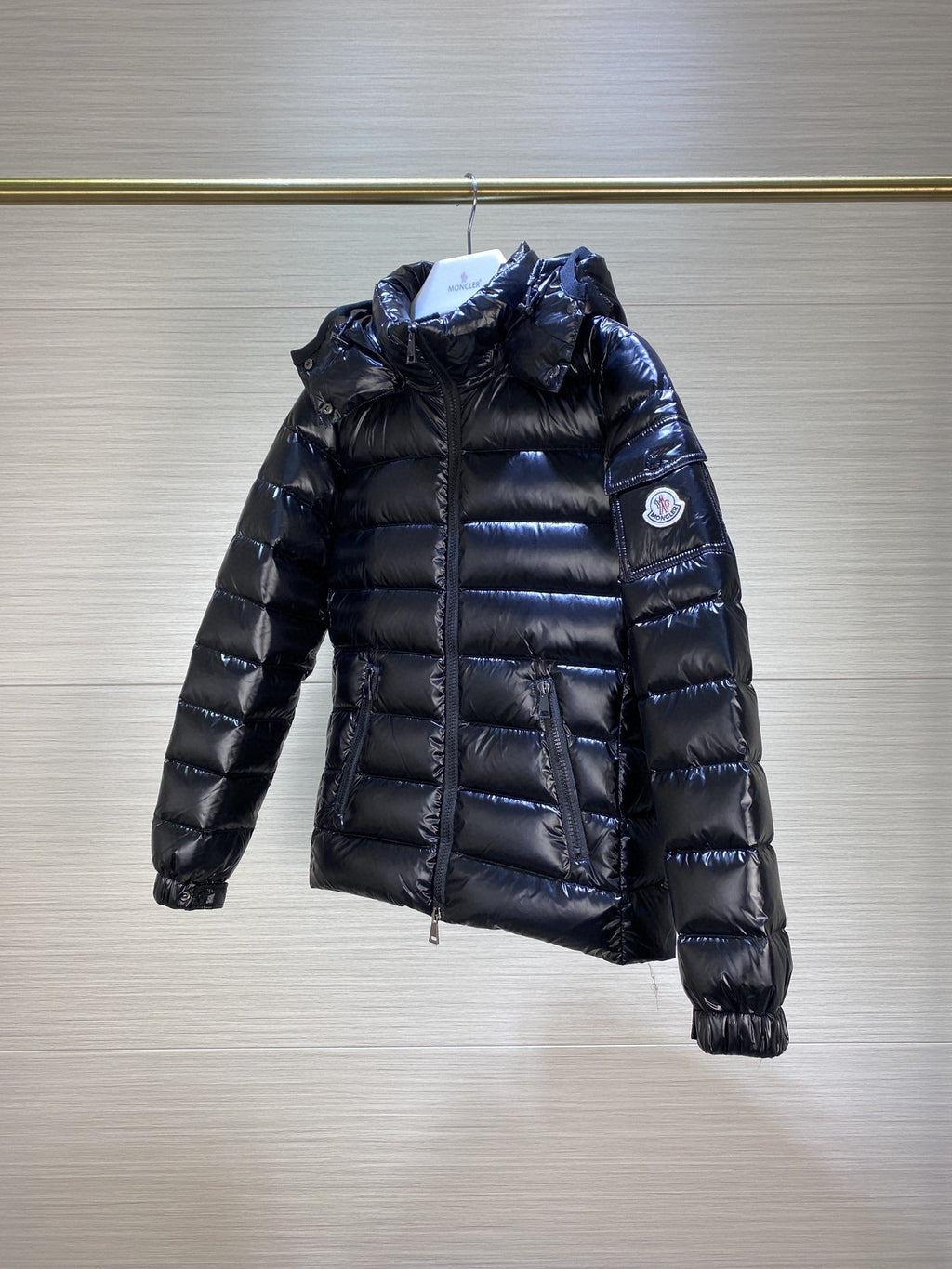 Dark puffer jacket with hood, full-zip front and quilted shoulder panels