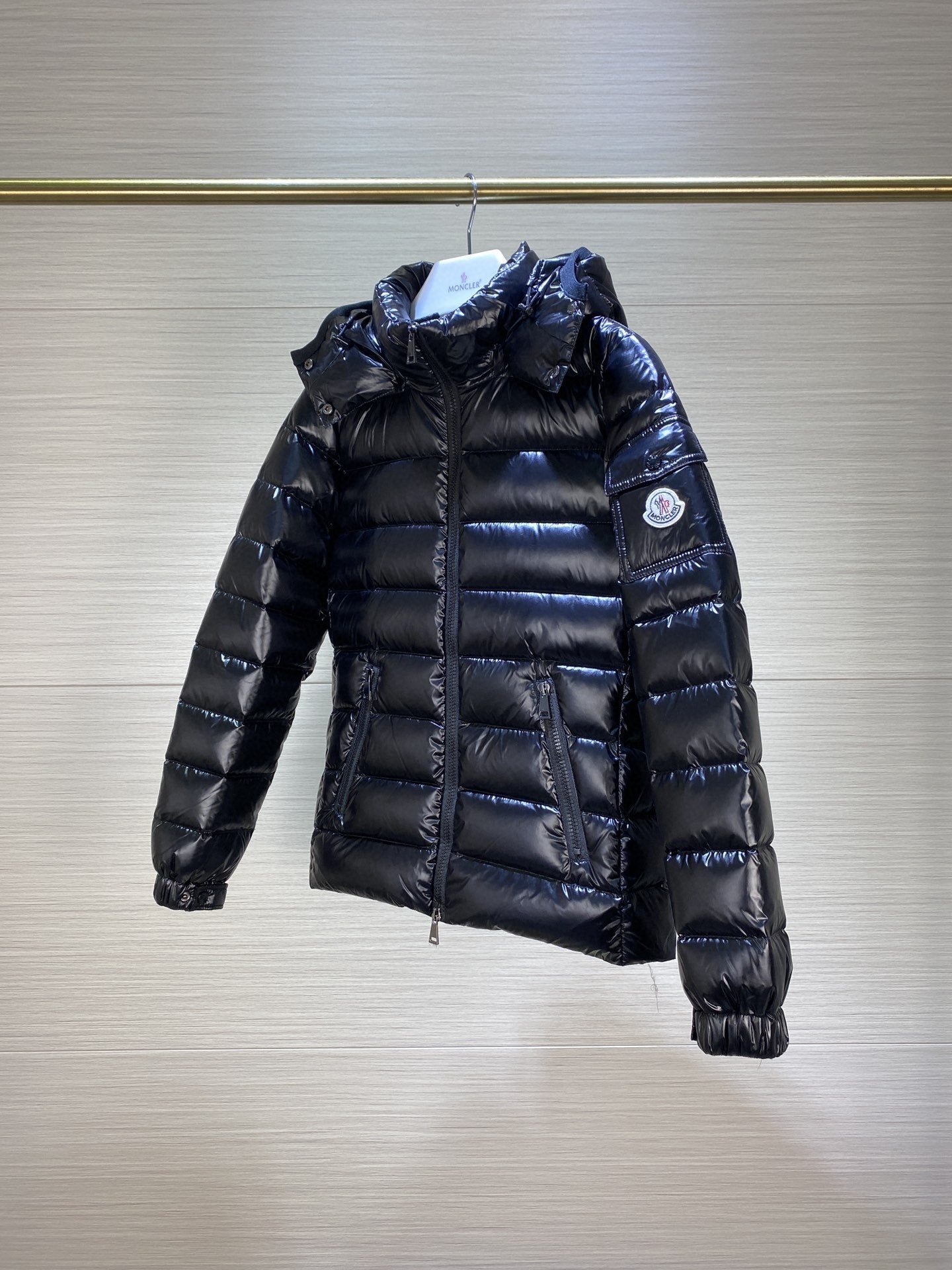 Dark puffer jacket with hood, full-zip front and quilted shoulder panels