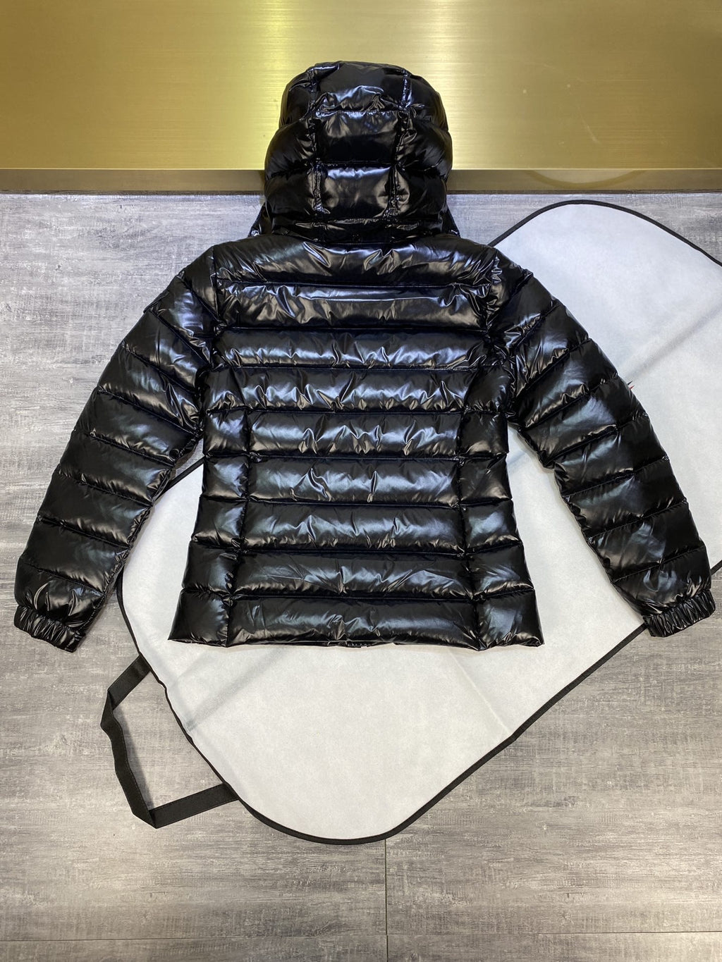 Dark puffer jacket with hood, quilted back and long sleeves