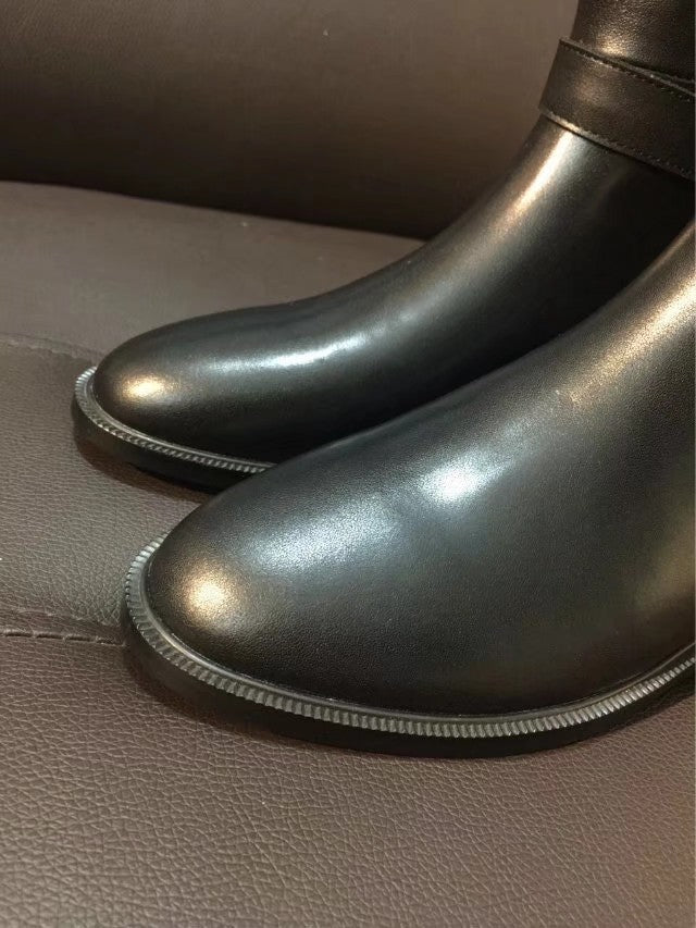 Black leather boot toe and rounded vamp with textured sole trim
