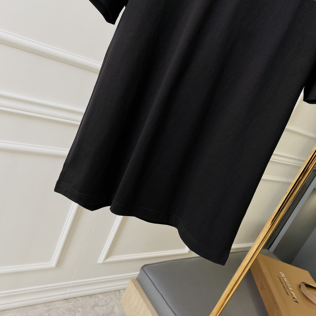 Black short-sleeve T-shirt hem and sleeve opening, shown at an angle