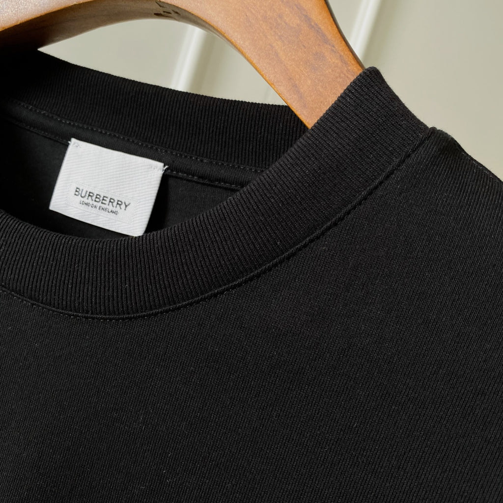 Black short-sleeve T-shirt collar with inner neck label and ribbed trim