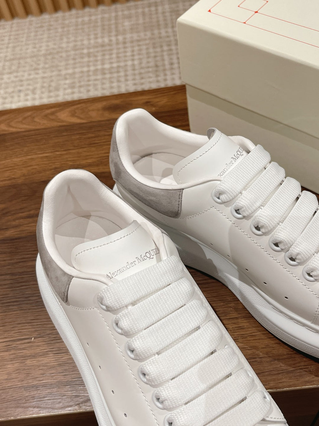 White leather sneakers with lace-up and gray suede heel patch