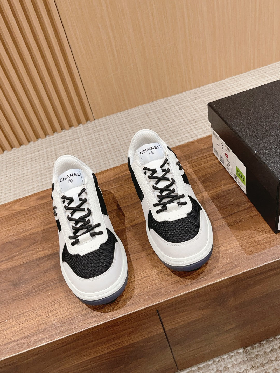 Unisex low-top sneakers, black and white panels, lace-up, rubber sole