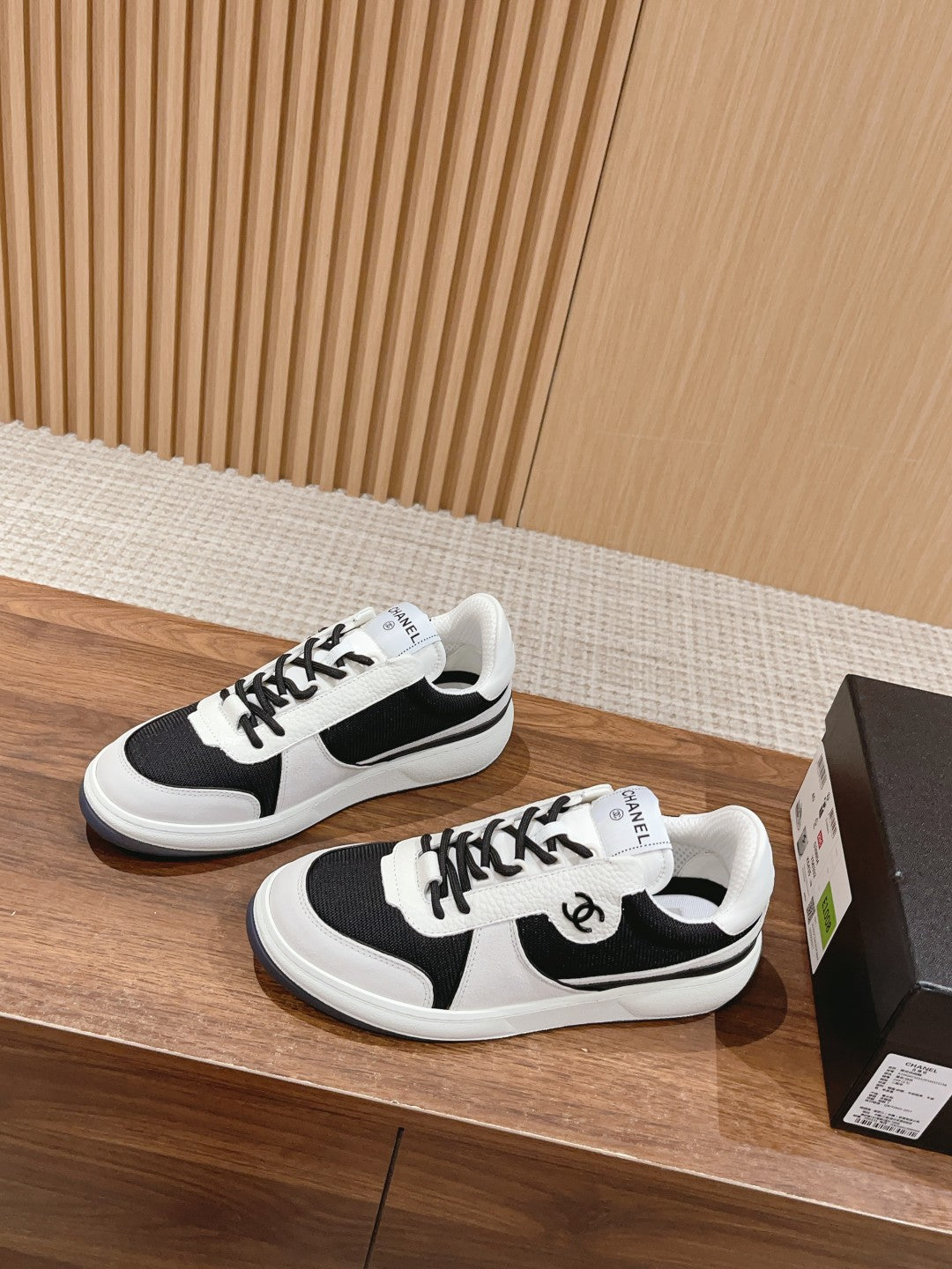 Unisex low-top sneakers, black and white panels, lace-up, side logo