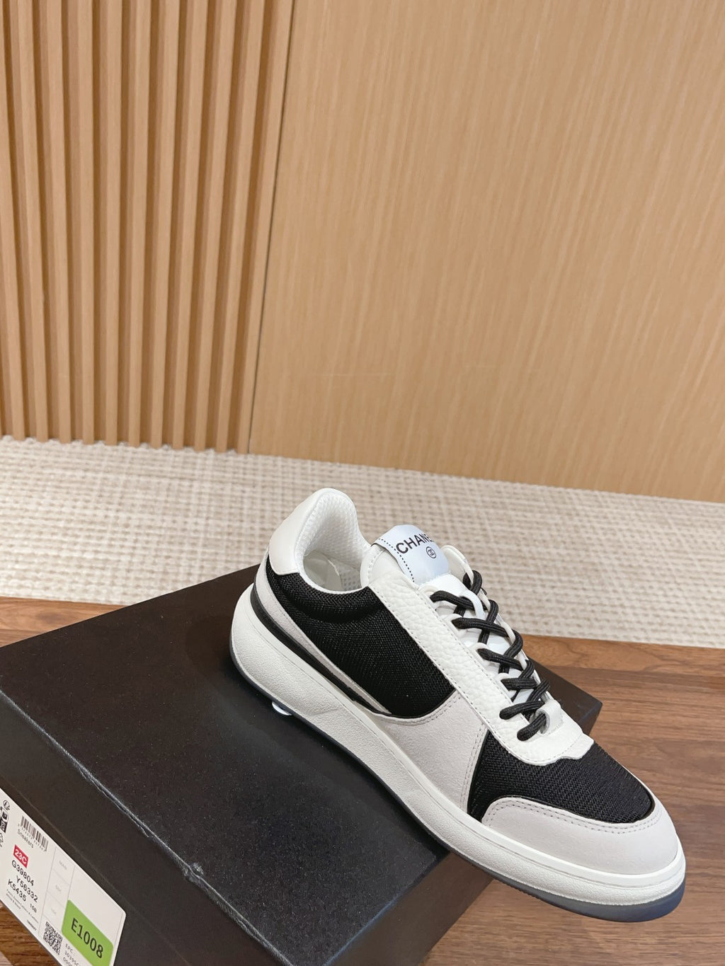 Unisex low-top sneakers, black and white, lace-up with side logo detail