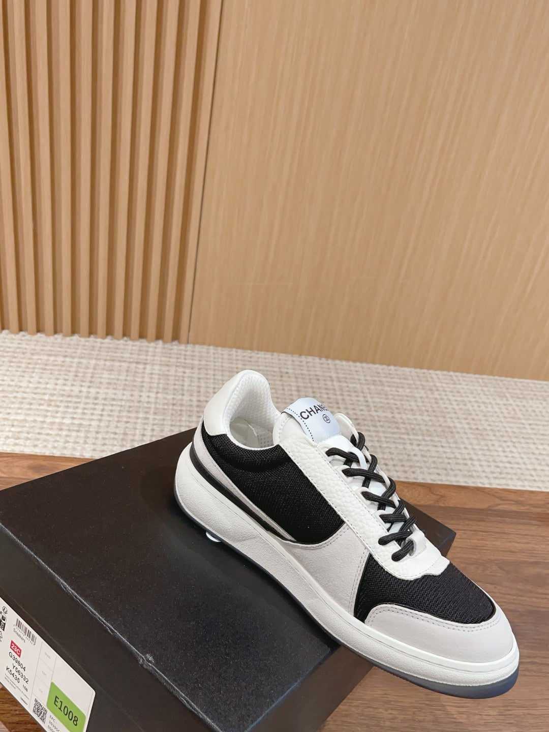 Unisex low-top sneakers, black and white, lace-up with side logo detail