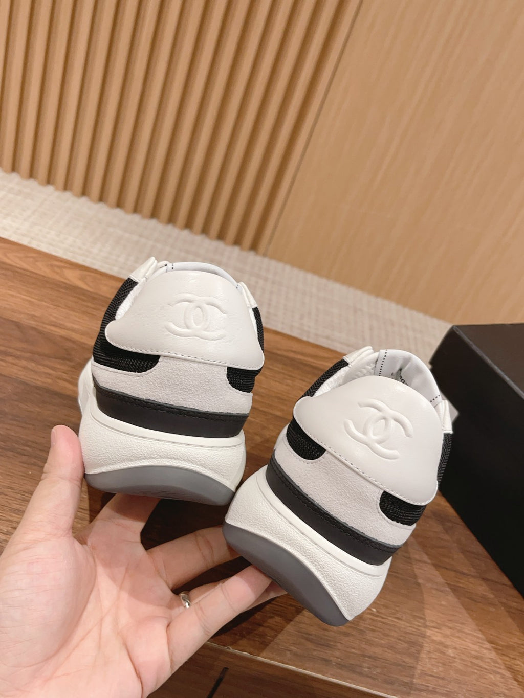 Unisex sneakers heel view, black and white leather with logo detail