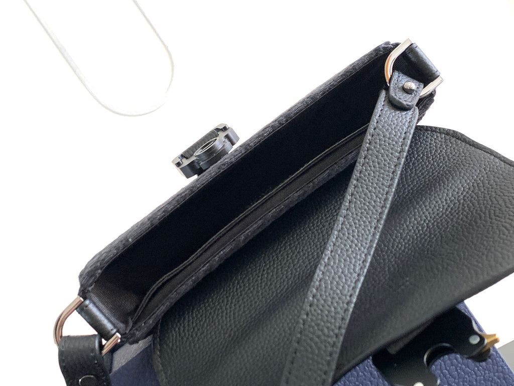 Dior leather crossbody bag, dark interior and adjustable strap with metal buckle