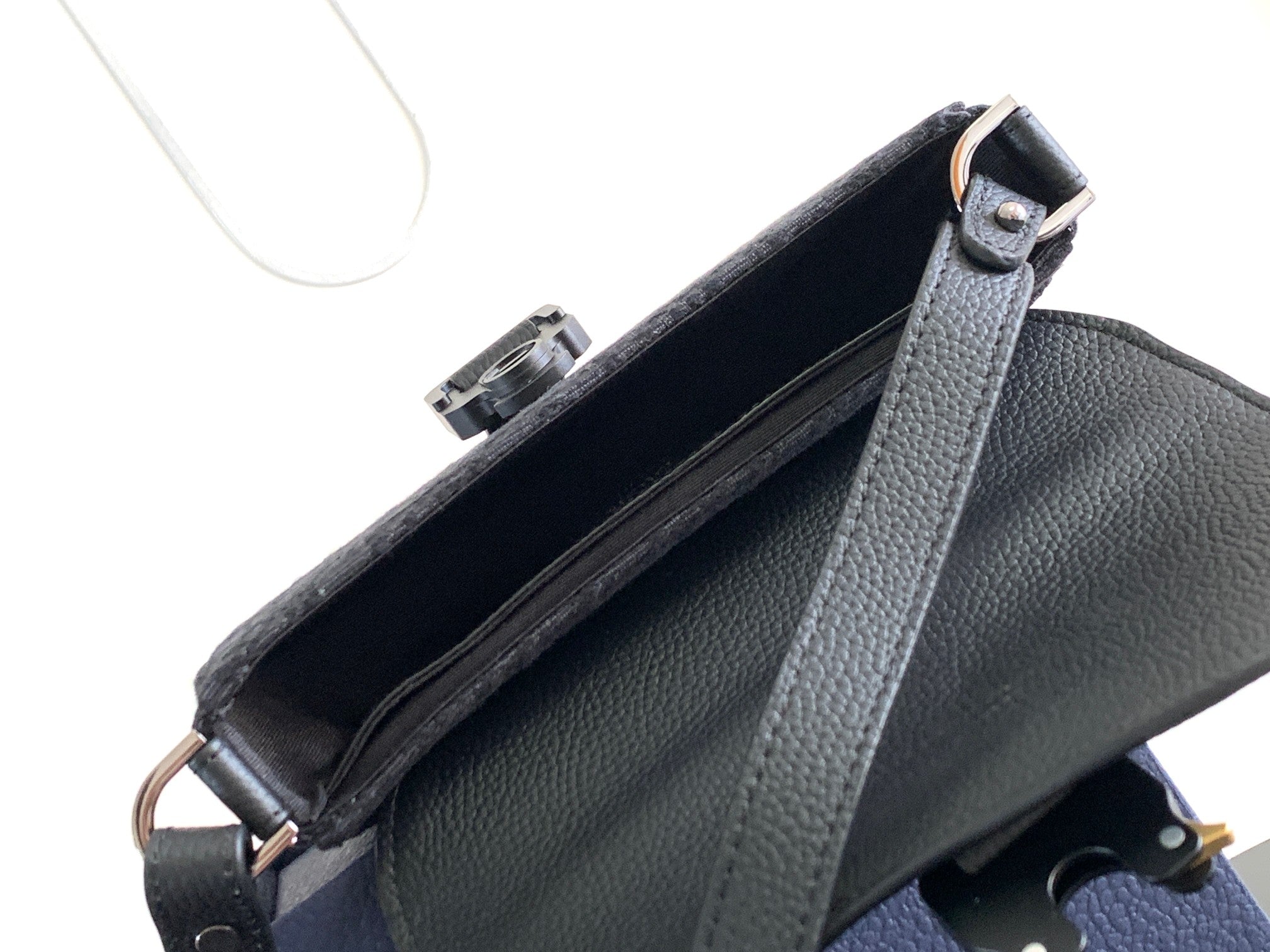 Dior leather crossbody bag, dark interior and adjustable strap with metal buckle