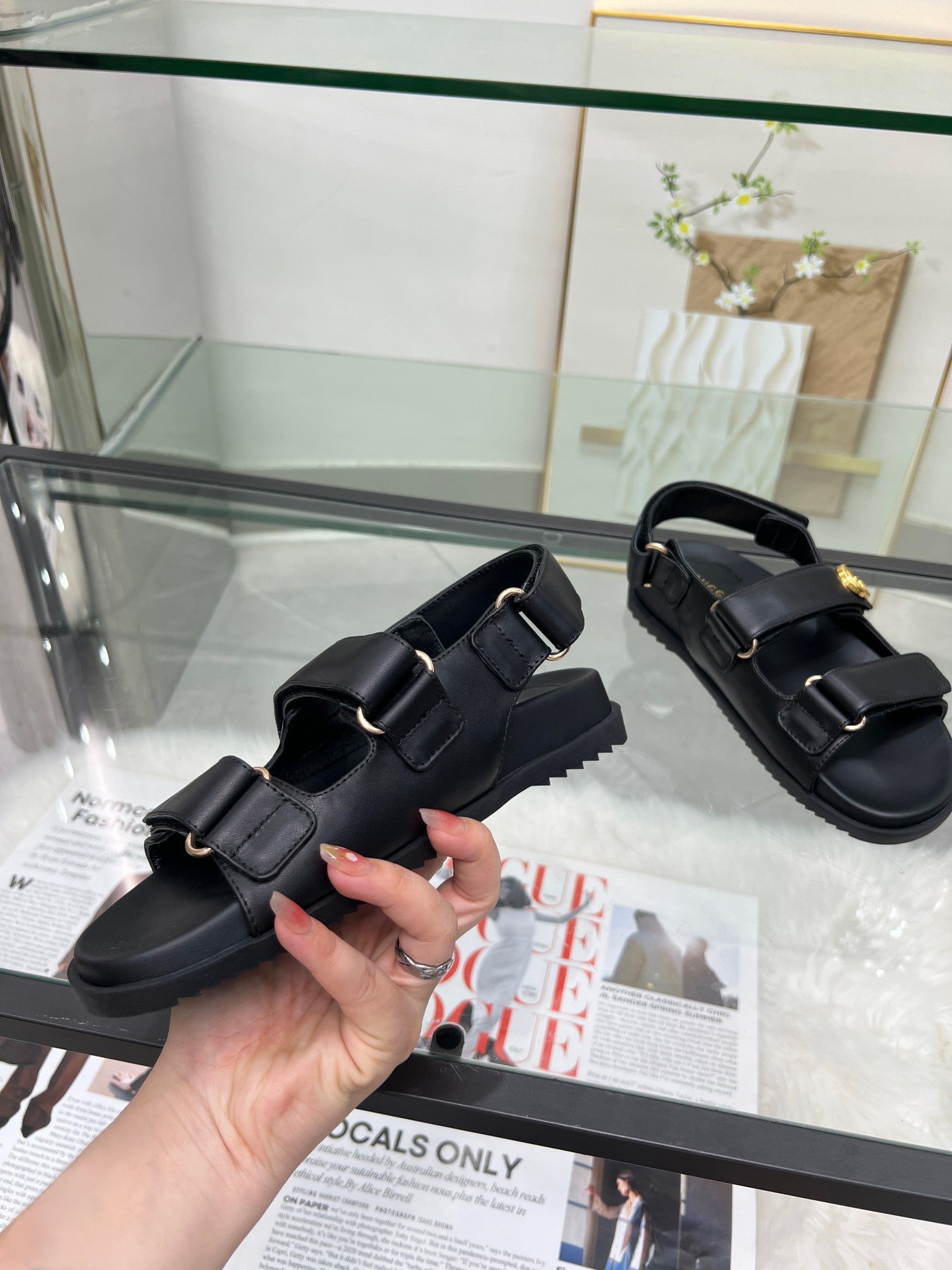 Gucci black sandals with thick sole and two adjustable buckle straps