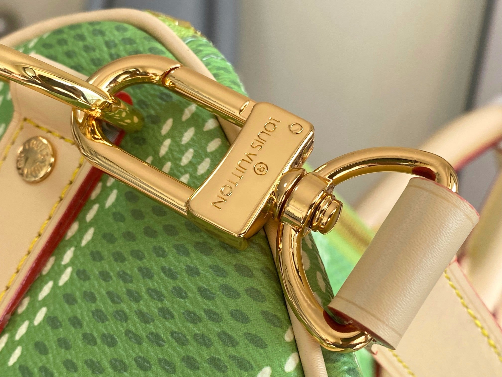 Louis Vuitton green bag top clasp with beige leather label and logo